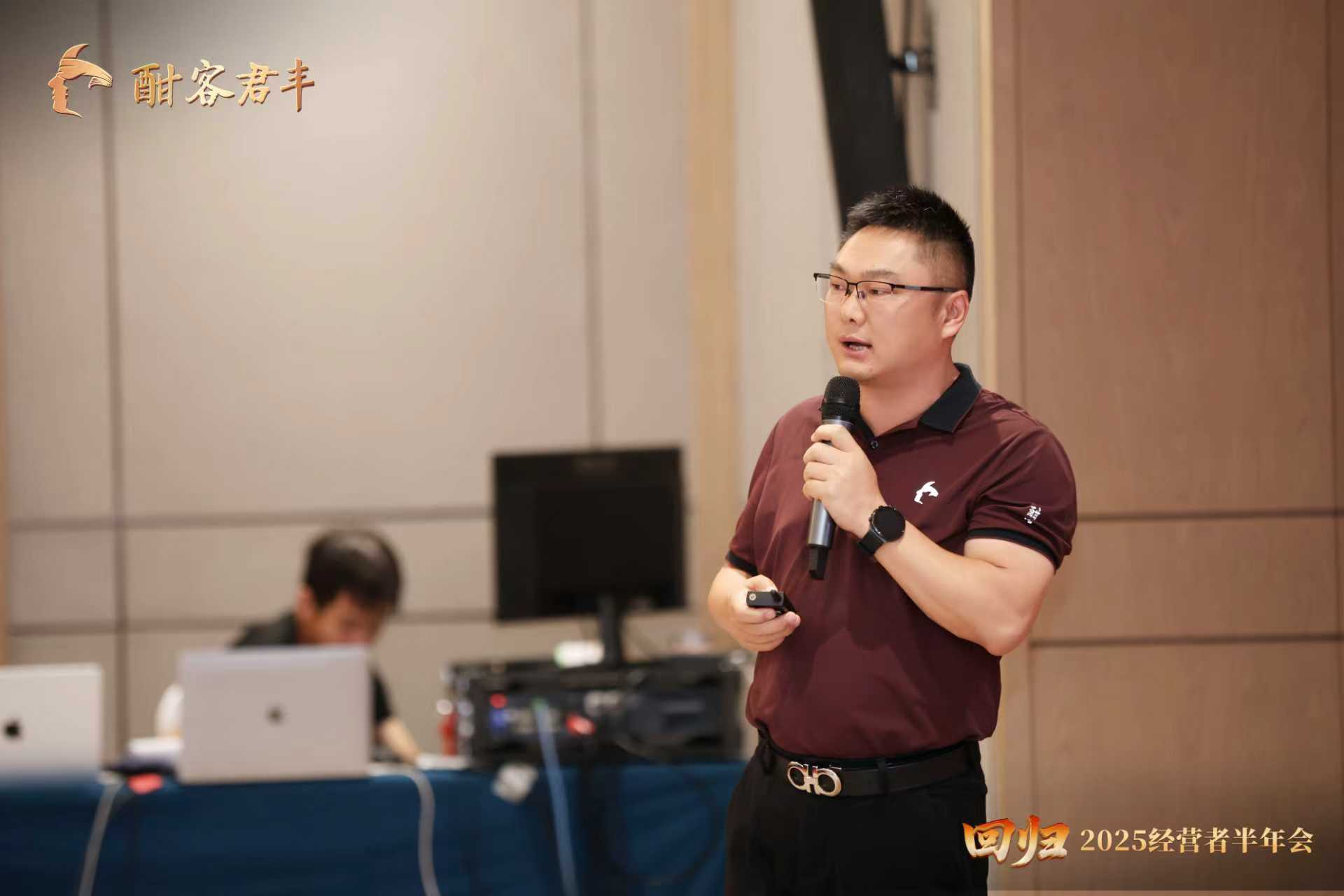 图7 酣客君丰陈绍兵发表演讲.jpg